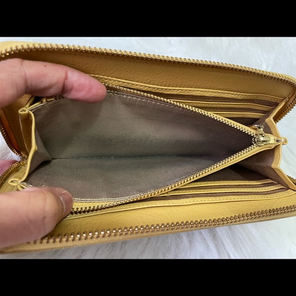 Authentic BURBERRY long zip wallet🌸🦋 - Picture 15 of 16